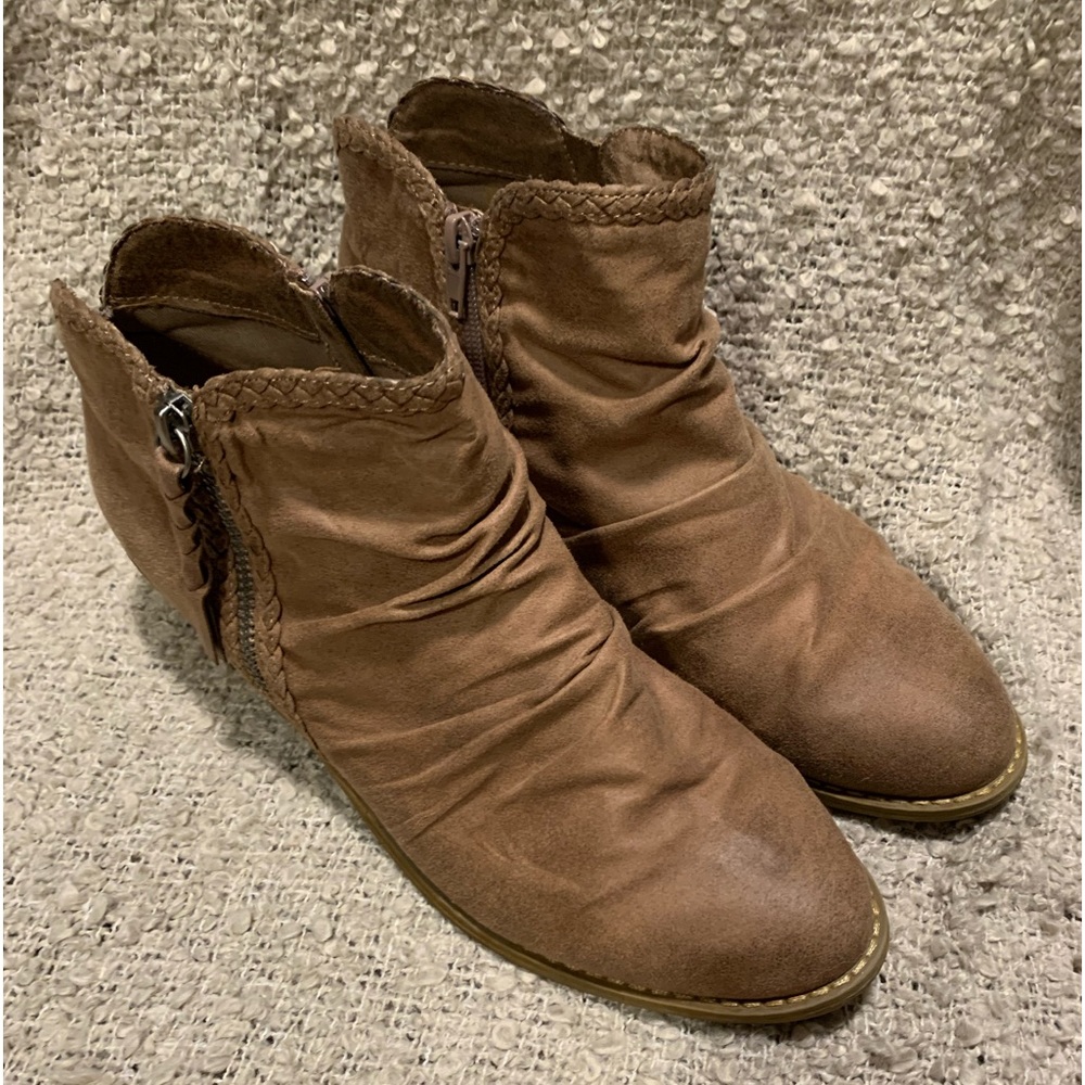 Report Textured Ankle Boot | Brown Tan | Size 9 DANI
